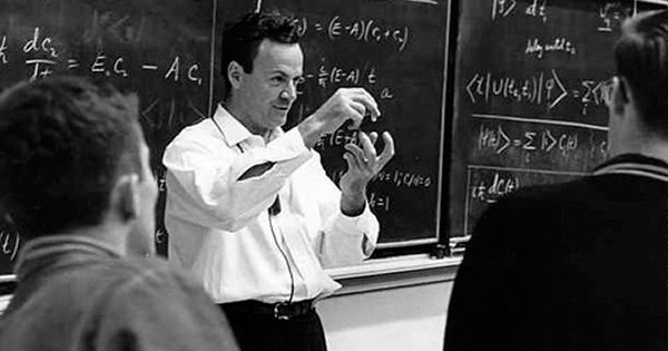 Richard Feynman giving a lecture to university students 
